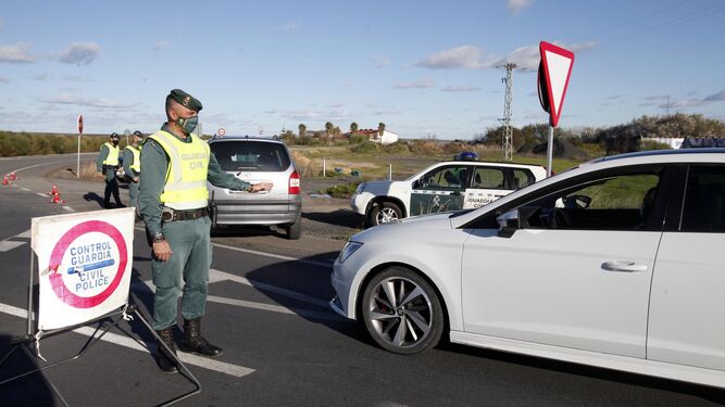 Controles de la Guardia Civil en los accesos a la costa de Huelva