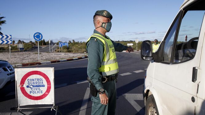 Controles de la Guardia Civil en los accesos a la costa de Huelva