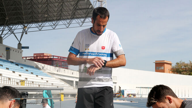 Emilio Martín mira su reloj antes de iniciar un entrenamiento.