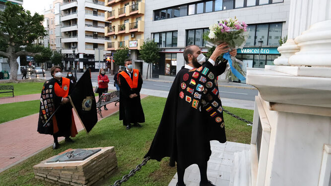 Los tunos realizan la ofrenda floral al monumento a la Inmaculada en Huelva.
