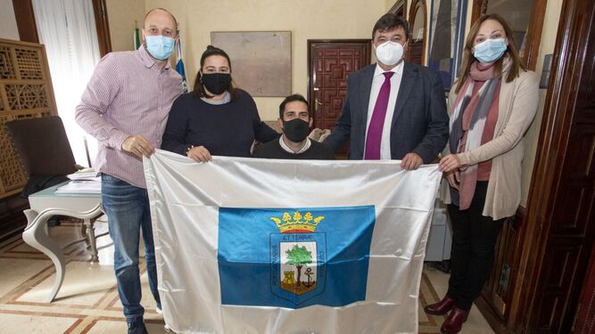 El alcalde entregó una bandera de Huelva a Francisco Motero.