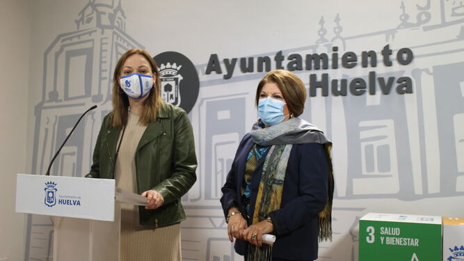 María Teresa Flores y Rocío Muñoz en el Ayuntamiento de Huelva.