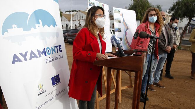 La alcaldesa de Ayamonte, Natalia Santos, ayer viernes en el inicio de las obras