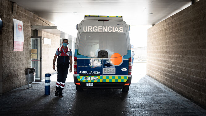 Una ambulancia a las puertas del Hospital Juan Ramón Jiménez.