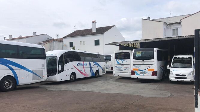 Autobuses aparcados en las instalaciones de Autocares Alcaide de Aracena