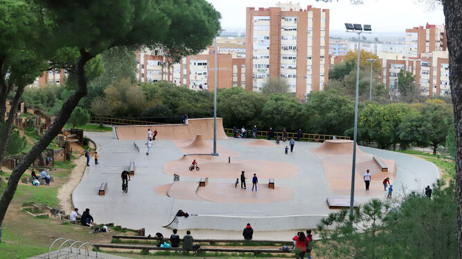 La pista de skate del Parque Moret ha quedado plenamente integrada en el entorno.