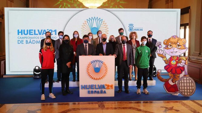 Autoridades y organizadores, con el logo y la mascota del Mundial de Huelva.