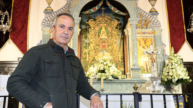 Juan Carlos Rubio posa frente al Simpecado de Huelva en la capilla de la Casa de Hermandad.