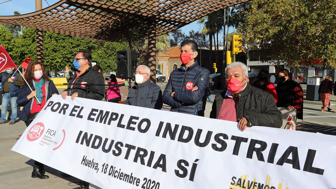 Representantes sindicales en la concentración celebrada en Huelva