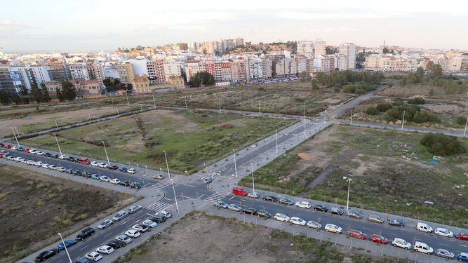 Terrenos del Ensanche Sur de Huelva, pendiente de construir. Al fondo, junto a la Avenida de Italia, se debe ejecutar el Parque del Ferrocarril.