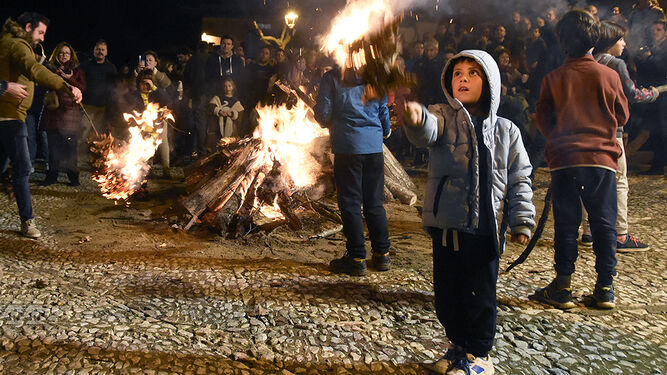 Un niño quema uno de los ciriales en la edición del año pasado.