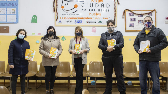La presidenta del Puerto de Huelva(centro), junto a Xanty Elías y representantes de la Ciudad de los Niños .