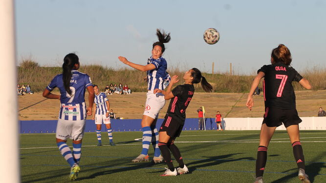 Una jugadora del Sporting cabecea un balón durante el encuentro.