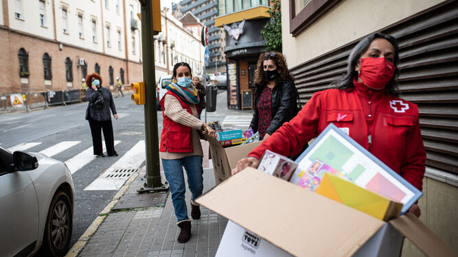 Im&aacute;genes de la entrega de juguetes de Huelva es solidaria en Cruz Roja