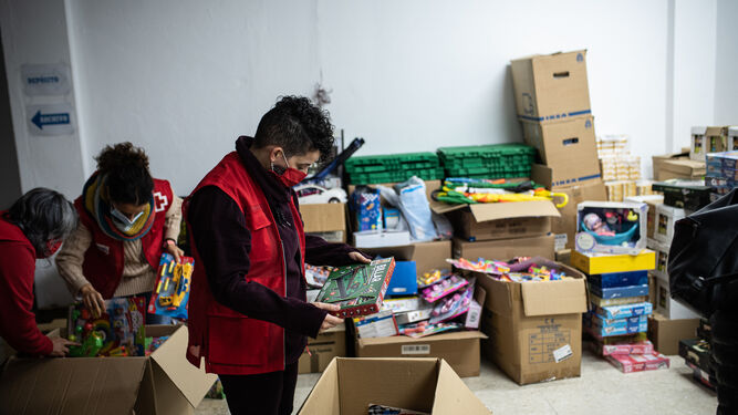 Im&aacute;genes de la entrega de juguetes de Huelva es solidaria en Cruz Roja