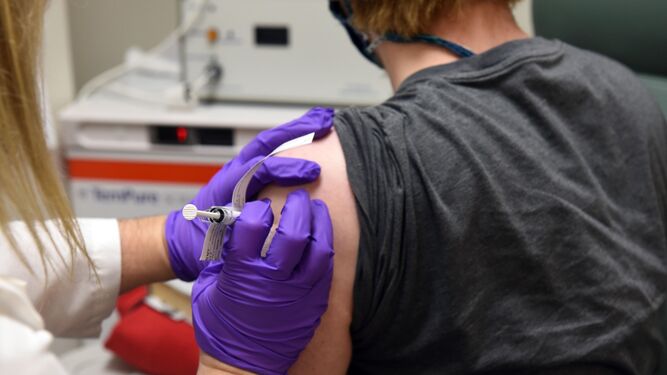 Un paciente recibe una dósis de la vacuna de Pfizer como la que recibirá la provincia a partir del domingo.
