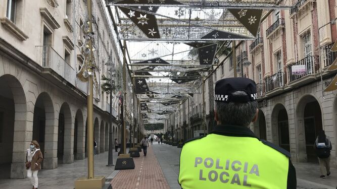 Un policía local en el centro de Huelva.