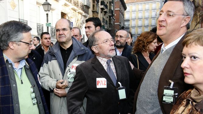 En el centro José Ramón Rekalde, a quien intentó asesinar Juan Carlos Besance cuando era consejero del Gobierno vasco.