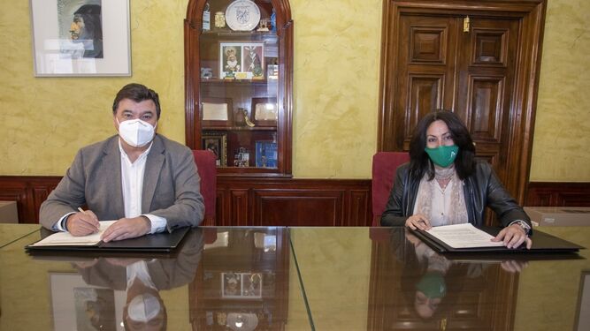 Gabriel Cruz y Estela Villalba, durante la firma del convenio de colaboración.