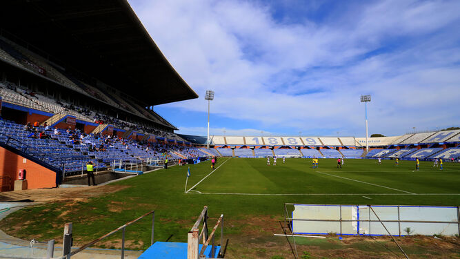 La tribuna principal del Nuevo Colombino en el choque contra Las Palmas Atlético.
