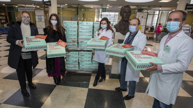 Representantes de Holea y La Grosera entregan los roscones a sanitarios del Juan Ramón Jiménez