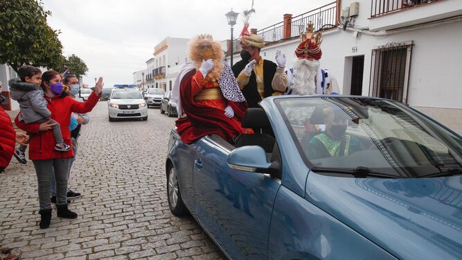 Los Reyes, en descapotable por las calles de Cartaya.