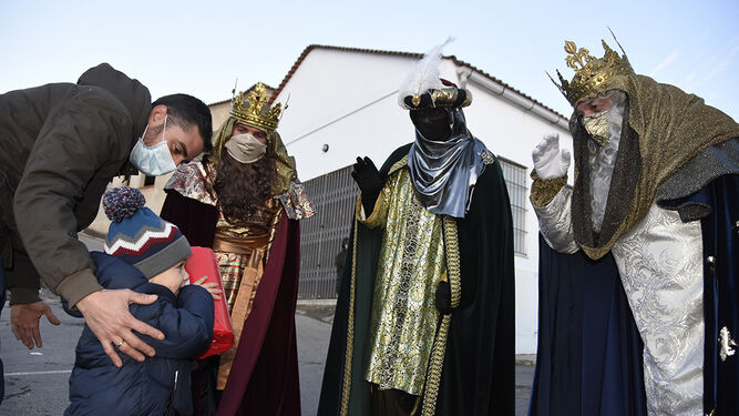 Los Reyes saludan a un pequeño en su llegada a Higuera de la Sierra