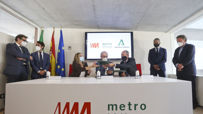La consejera de Fomento, Marifrán Carazo, y el presidente de Metro de Málaga, Francisco Gambero, firman el nuevo contrato de concesión.