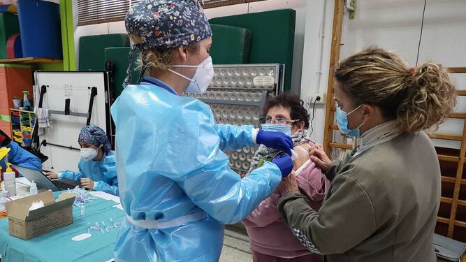 Coronavirus Huelva: 58 vacunas para usuarios y trabajadores de la residencia Aprosca de Ayamonte