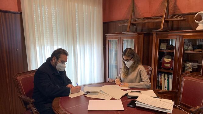 El instante de la firma del convenio de colaboración entre el Ayuntamiento de Ayamonte y Aspreato.