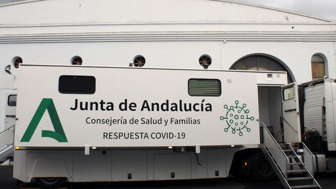 Unidad móvil para el cribado masivo en una localidad de la provincia de Huelva.