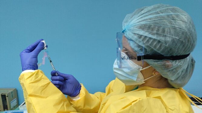 Una profesional sanitaria preparando la dosis de la vacuna.