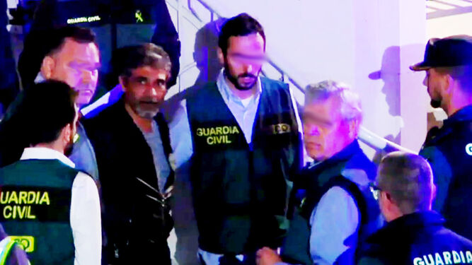Bernardo Montoya es conducido por agentes de la Guardia Civil a la prisión de Huelva.