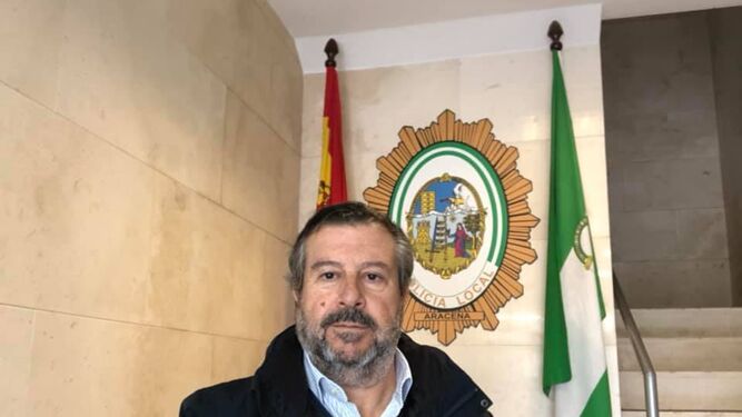 José Enrique Borrallo en la sede de la Policía Local de Aracena de donde es concejal.