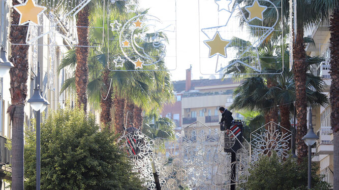 Retiran el alumbrado de Navidad de las calles de Huelva