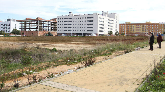 Una de las parcelas tal como quedó tras la extracción de tierra realziada para el relleno d ela estación de ADIF de Huelva.