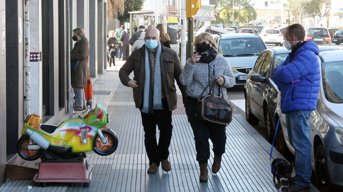 Varias personas ayer en las calles de Huelva durante la jornada en la que se conoció el mayor número de contagios desde el inicio de la pandemia.