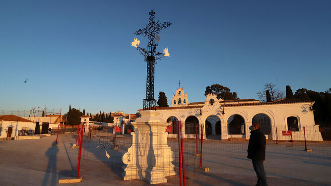La Cruz de los Ángeles se encuentra sobre un gran pedestal de mármol blanco.