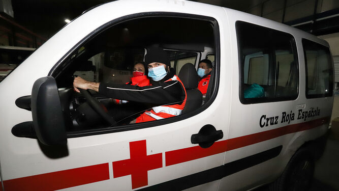 Im&aacute;genes de los voluntarios de la Cruz Roja en los preparativos previos a una de sus intervenciones nocturnas