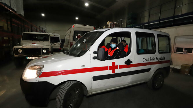 Im&aacute;genes de los voluntarios de la Cruz Roja en los preparativos previos a una de sus intervenciones nocturnas