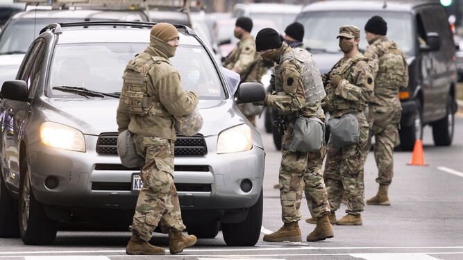 Tropas armadas de la Guardia Nacional de Pensilvania en un puesto de control en Washington.