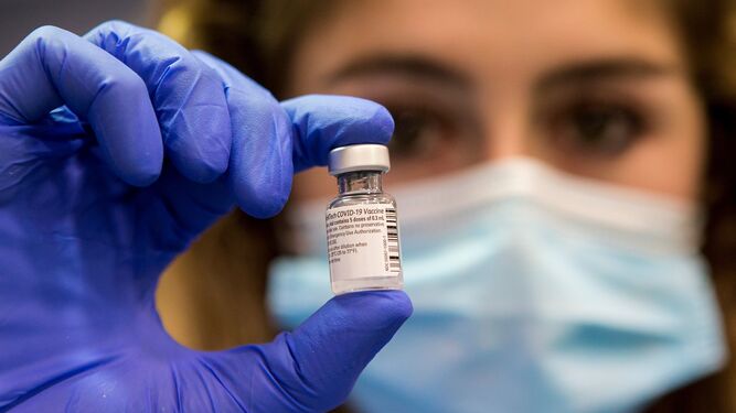 Una enfermera muestra un vial de la vacuna de Pfizer.