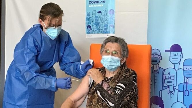Leocadia Peña, la primera en recibir la segunda dosis de la vacuna de Pfizer en Cataluña.