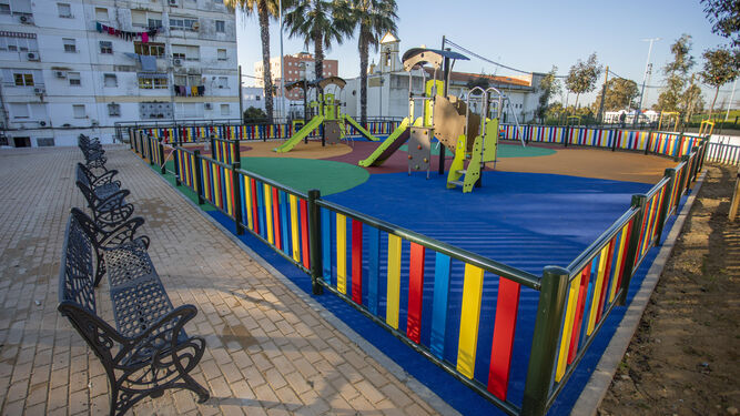 Área infantil construido en la actuación de la trasera de la barriada de El Carmen.