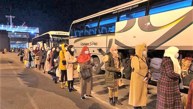Imagen de las temporeras  marroquíes a punto de subir a los autobuses que las traerían a Huelva.
