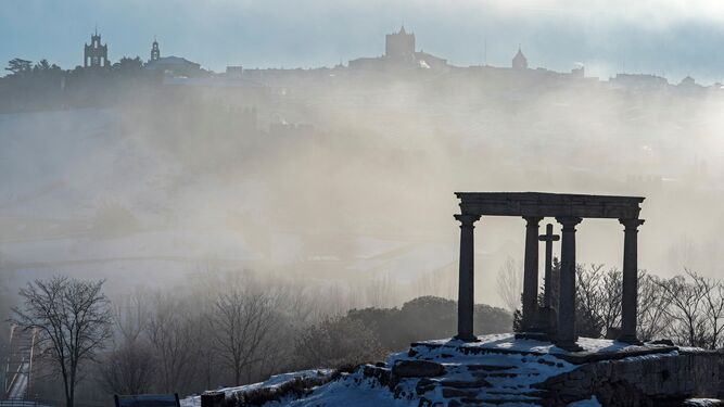 Vista de la niebla en Ávila, aún con el manto nevado provocado por Filomena.