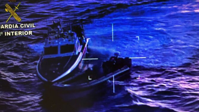 La Guardia Civil interceptando a una de las embarcaciones de alta velocidad incautadas.