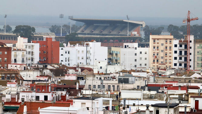 Vista de edificios de Huelva desde el parque Alonso Sánchez.