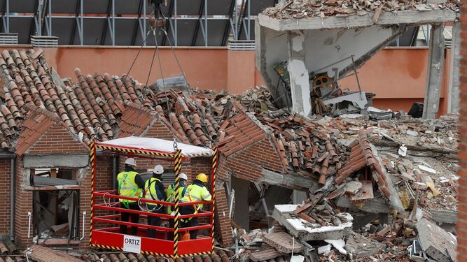 Expertos comprueban los daños ocasionados tras la explosión registrada en un céntrico edificio de Madrid.