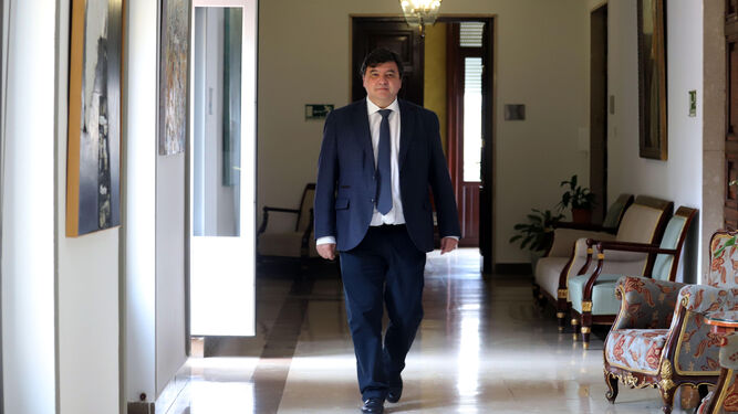 Gabriel Cruz camina por los pasillos de la primera planta del Ayuntamiento de Huelva.
